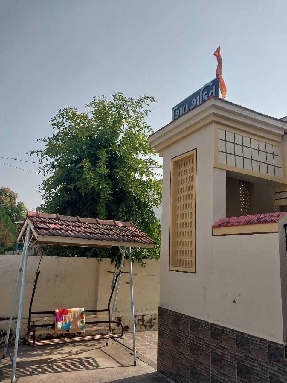 હાથસણી રોડ  મકાન વેચવાનું છે.