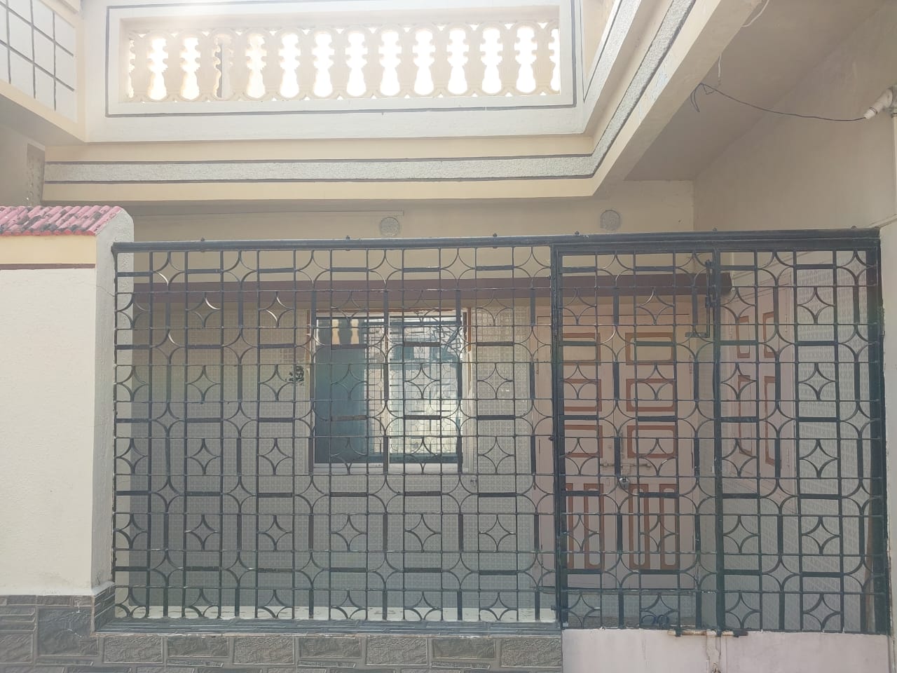 હાથસણી રોડ  મકાન વેચવાનું છે.