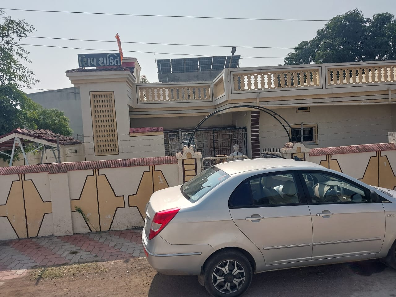 હાથસણી રોડ  મકાન વેચવાનું છે.