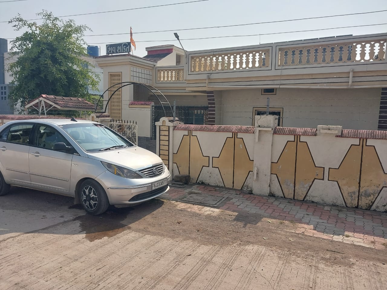 હાથસણી રોડ  મકાન વેચવાનું છે.