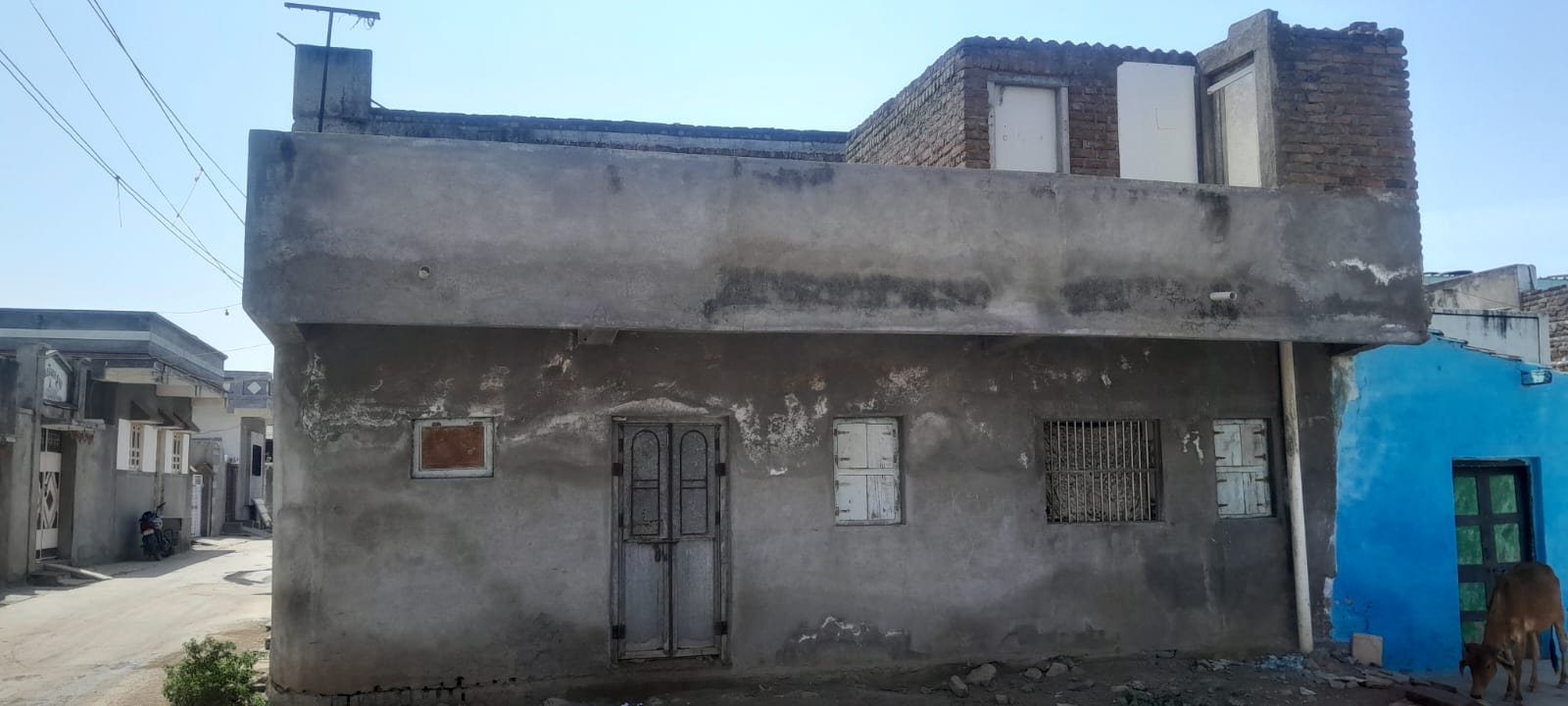 કોર્નર નું મકાન વેચવાનું છે