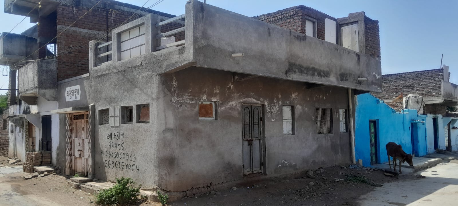 કોર્નર નું મકાન વેચવાનું છે