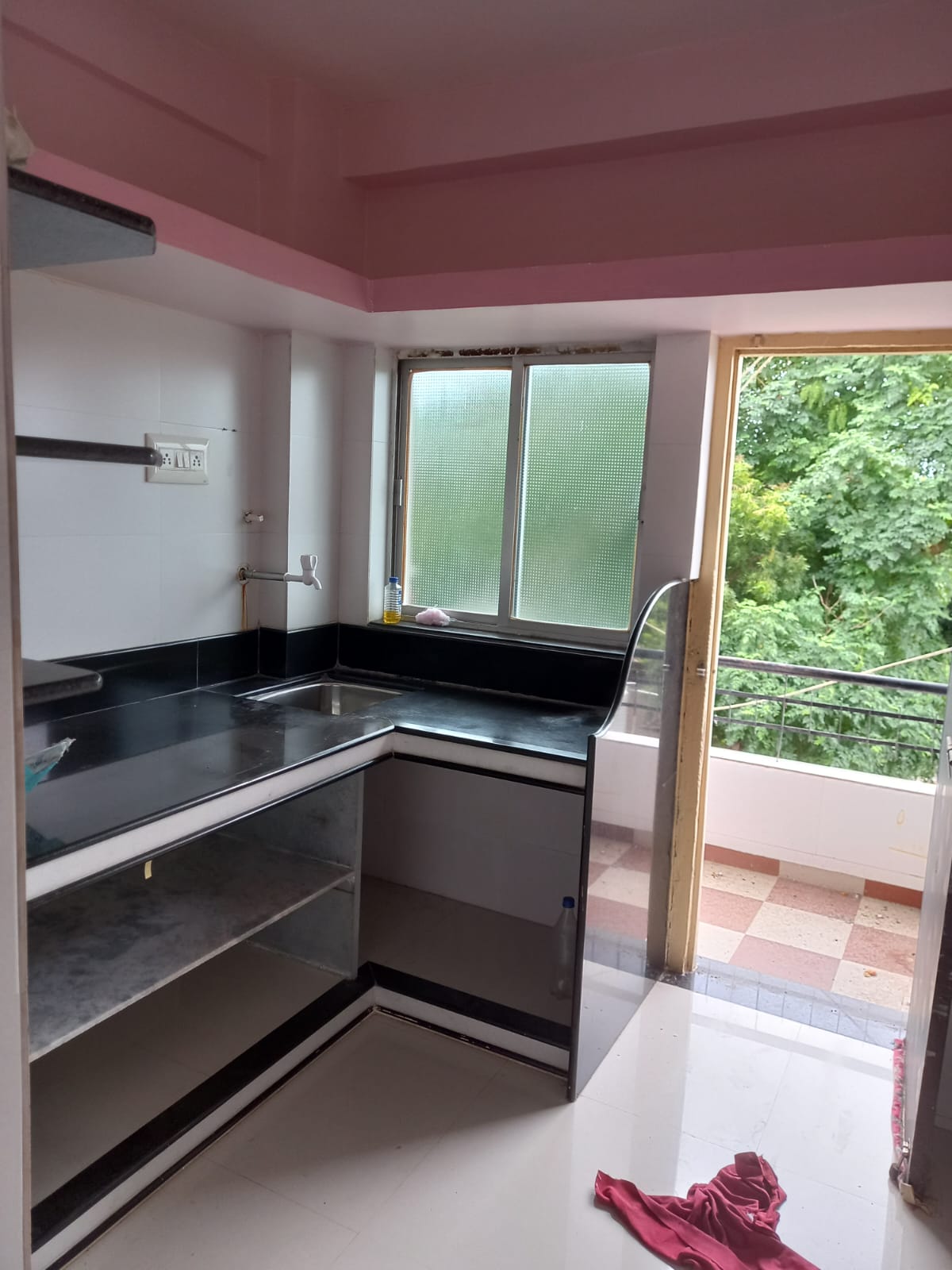 ફુલ ફર્નિશ ફ્લેટ વેચવાનો છે.