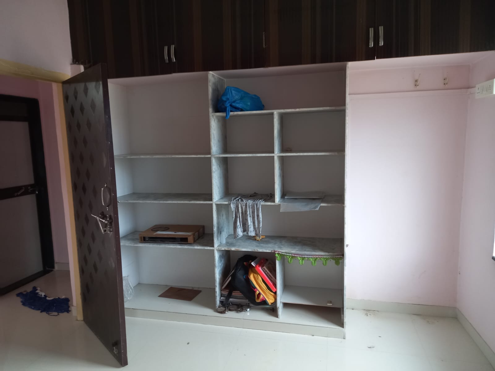 ફુલ ફર્નિશ ફ્લેટ વેચવાનો છે.