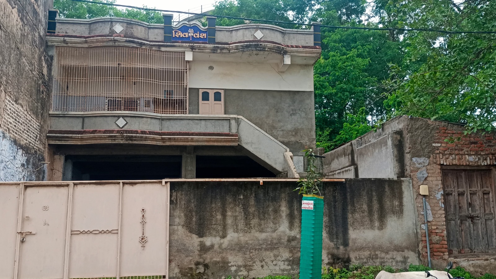 કાપેલધાર પાસે બંગલો વેચવાનો છે....