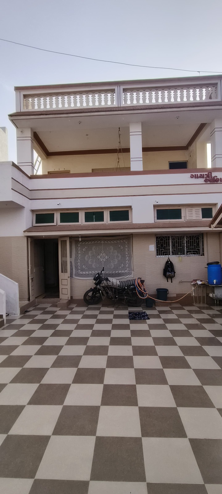 ગુરુકુળથી નજીક મકાન વેચવાનું છે...