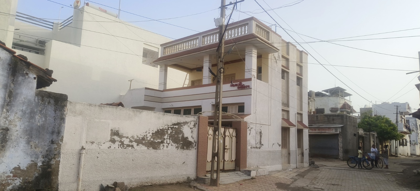 ગુરુકુળથી નજીક મકાન વેચવાનું છે...