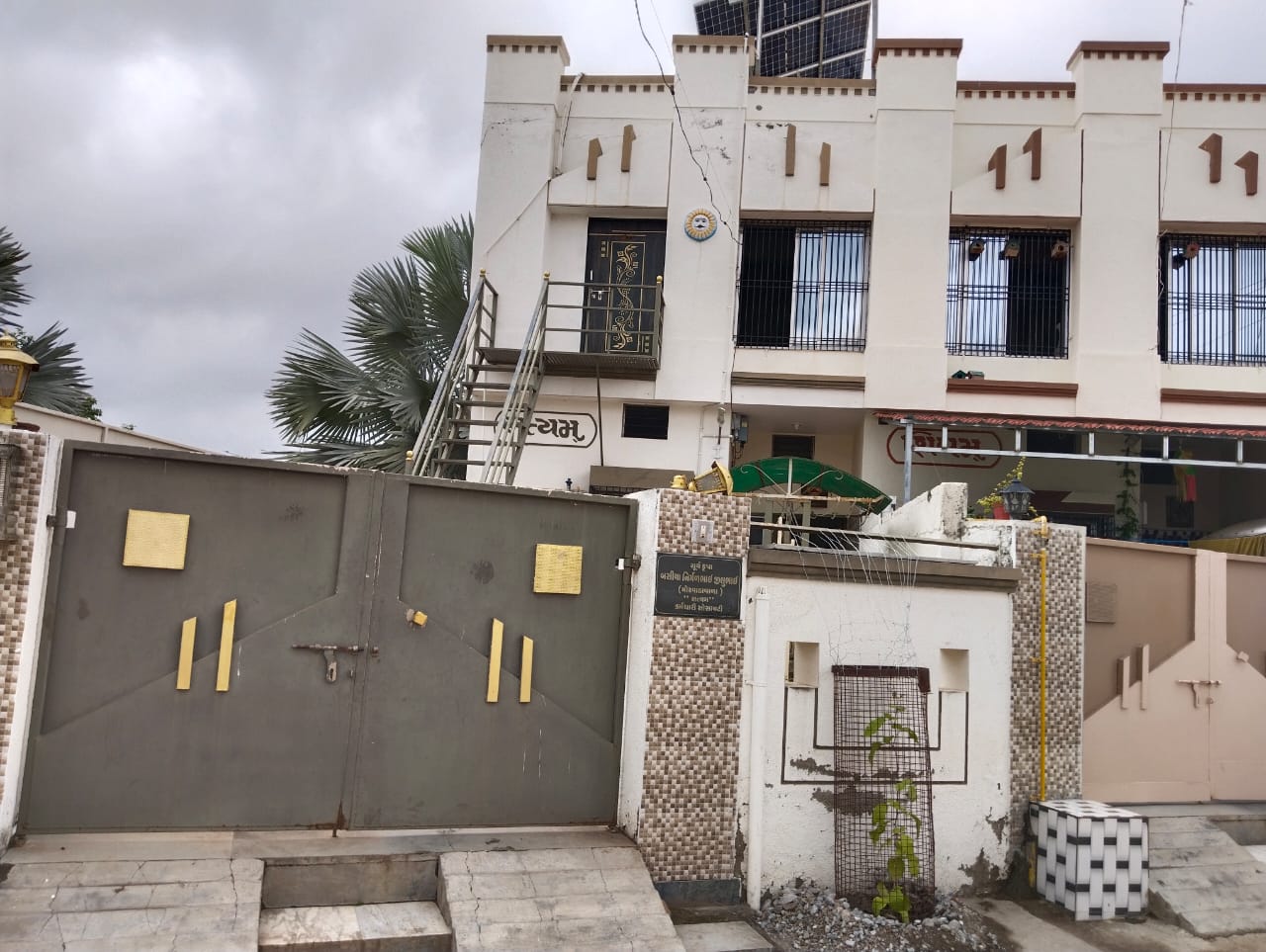 કોલેજ રોડ મકાન વેચવાનું છે..