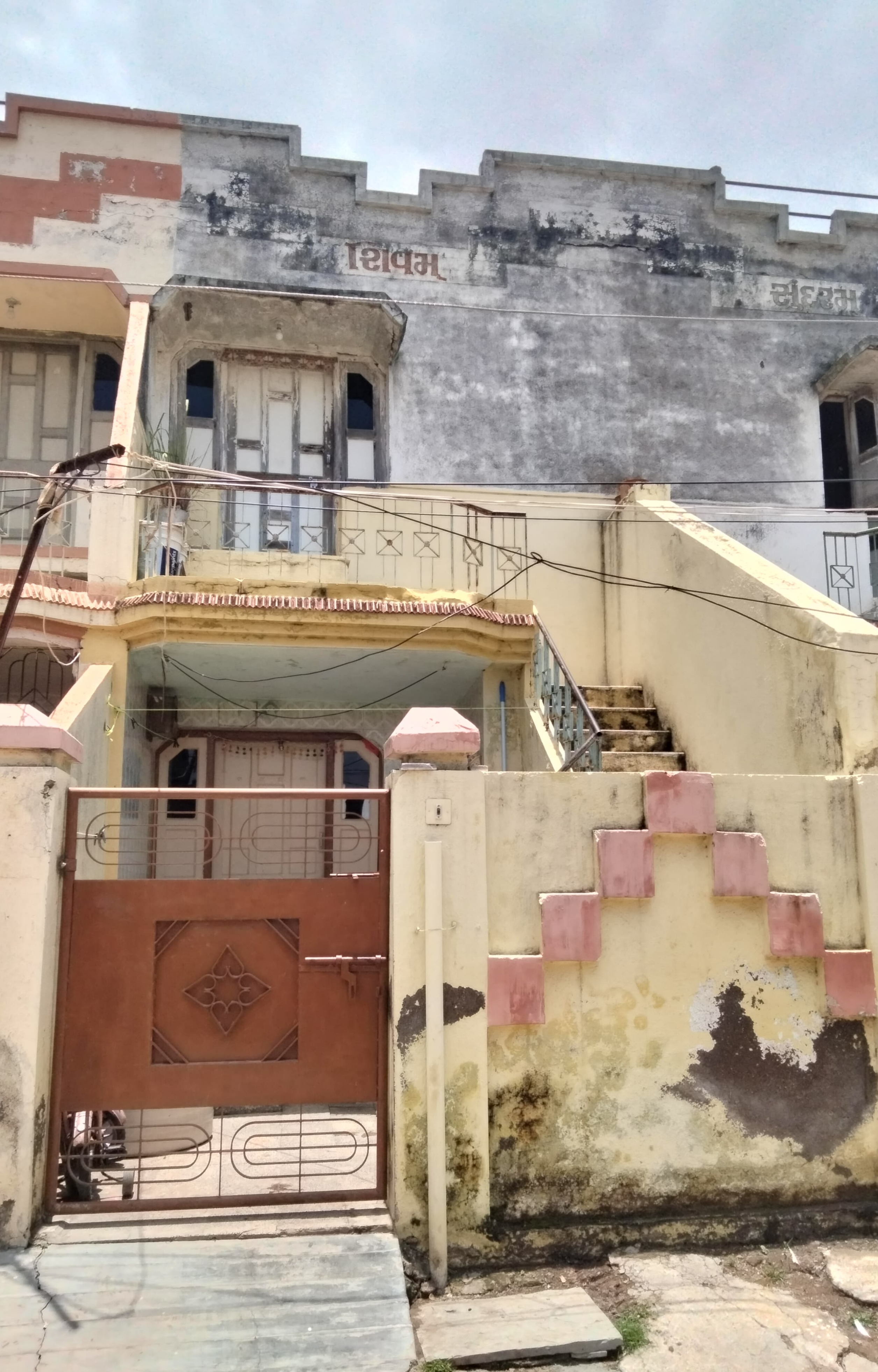 રો હાઉસ ટાઇપ મકાન "શિવમ" વેચવાનું છે