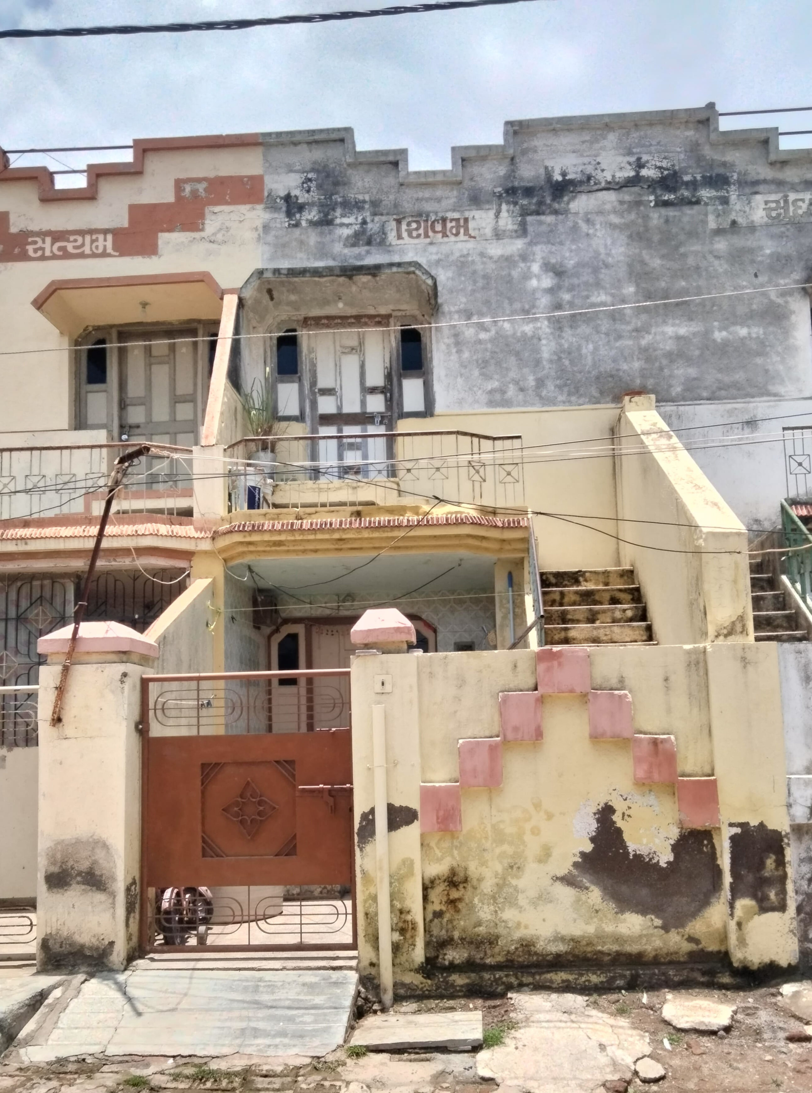 રો હાઉસ ટાઇપ મકાન "શિવમ" વેચવાનું છે