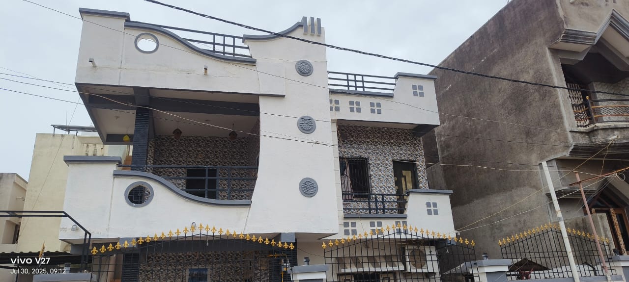 મધુવન સોસાયટી મકાન વેચવાનું છે..